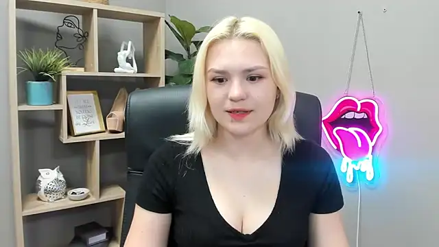 Snapshot of SweetLilyxo chatting on May 21, 6:31 am SweetLilyxo online show from May 21, 6:31 am