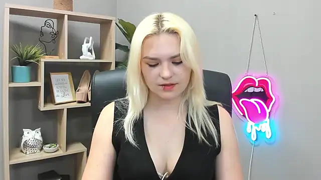 Snapshot of SweetLilyxo chatting on May 26, 6:42 am SweetLilyxo online show from May 26, 6:42 am