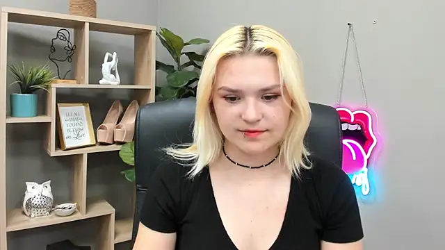 Snapshot of SweetLilyxo chatting on June 2, 1:35 pm SweetLilyxo online show from June 2, 1:35 pm