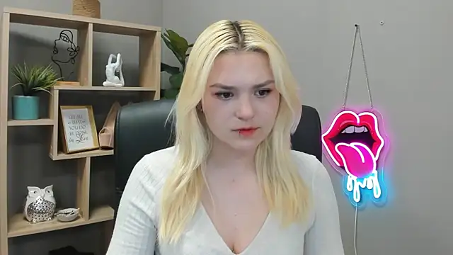 Snapshot of SweetLilyxo chatting on June 3, 6:27 am SweetLilyxo online show from June 3, 6:27 am