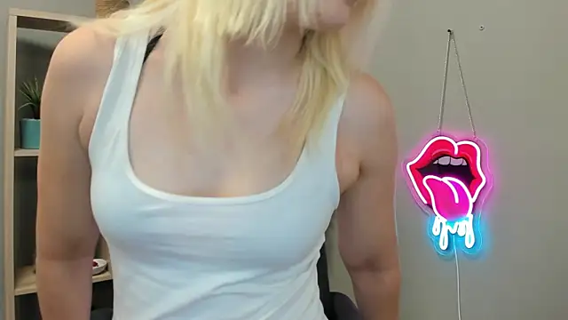Snapshot of SweetLilyxo chatting on June 4, 6:41 am SweetLilyxo online show from June 4, 6:41 am