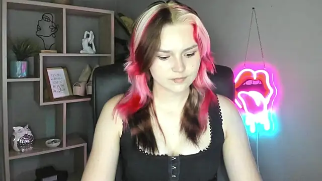 Snapshot of SweetLilyxo chatting on June 7, 1:37 pm SweetLilyxo online show from June 7, 1:37 pm