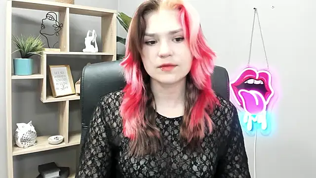 Snapshot of SweetLilyxo chatting on June 8, 6:25 am SweetLilyxo online show from June 8, 6:25 am