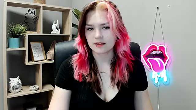 Snapshot of SweetLilyxo chatting on June 9, 6:58 am SweetLilyxo online show from June 9, 6:58 am