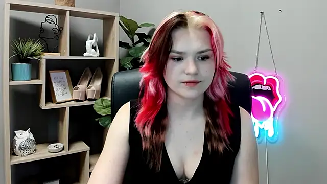Snapshot of SweetLilyxo chatting on June 10, 6:45 am SweetLilyxo online show from June 10, 6:45 am