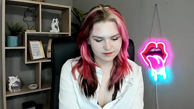 Snapshot of SweetLilyxo chatting on June 14, 1:57 pm SweetLilyxo online show from June 14, 1:57 pm