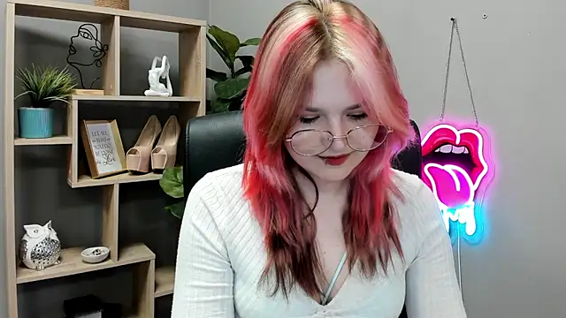 Snapshot of SweetLilyxo chatting on June 16, 6:38 am SweetLilyxo online show from June 16, 6:38 am