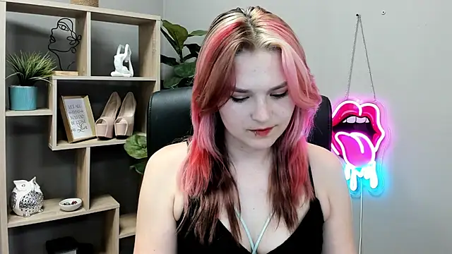 Snapshot of SweetLilyxo chatting on June 18, 1:26 pm SweetLilyxo online show from June 18, 1:26 pm