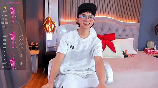 Snapshot of Noa_03 chatting on June 1, 6:20 pm Noa 03 online show from June 1, 6:20 pm