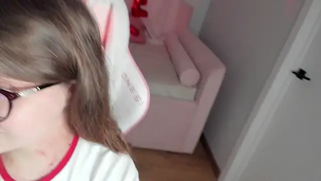 Snapshot of ChloeHalses chatting on February 17, 5:15 am ChloeHalses online show from February 17, 5:15 am