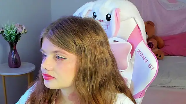Snapshot of ChloeHalses chatting on June 9, 7:03 pm ChloeHalses online show from June 9, 7:03 pm