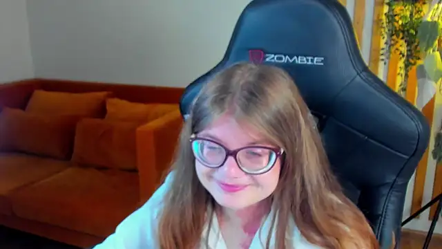 Snapshot of ChloeHalses chatting on June 12, 5:12 pm ChloeHalses online show from June 12, 5:12 pm