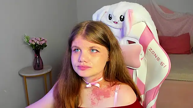 Snapshot of ChloeHalses chatting on June 16, 5:04 pm ChloeHalses online show from June 16, 5:04 pm