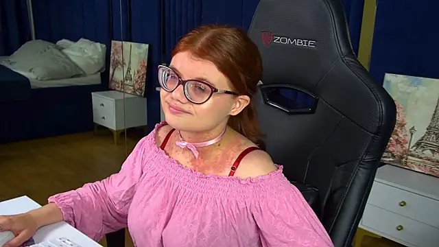 Snapshot of ChloeHalses chatting on July 31, 5:01 pm ChloeHalses online show from July 31, 5:01 pm