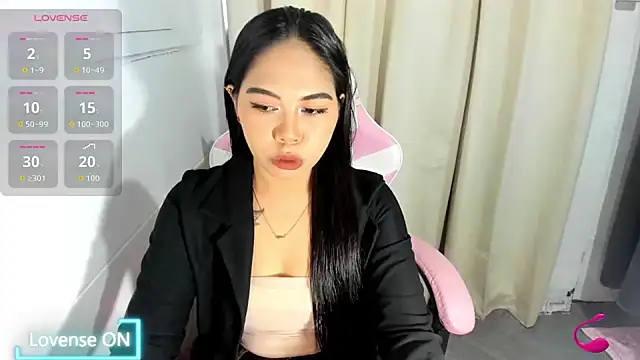 Snapshot of Ursweetyshaine chatting on June 10, 2:34 am Ursweetyshaine online show from June 10, 2:34 am