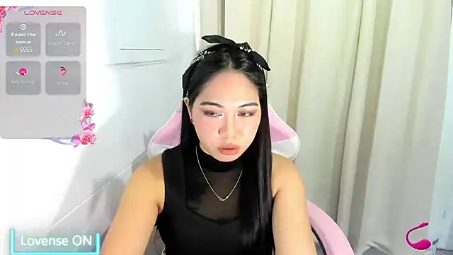 Snapshot of Ursweetyshaine chatting on June 19, 12:37 am Ursweetyshaine online show from June 19, 12:37 am