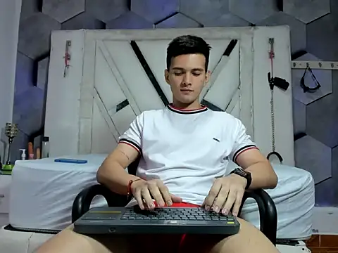 Snapshot of GoldenBoyM chatting on June 17, 3:42 am GoldenBoyM online show from June 17, 3:42 am