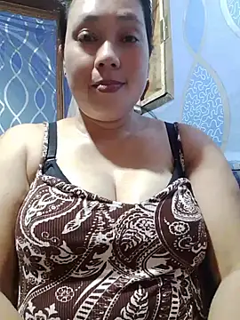 Snapshot of May_Bombs chatting on May 20, 1:23 am May Bombs online show from May 20, 1:23 am