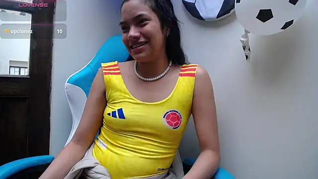 Snapshot of Julieta_Parker chatting on June 15, 7:27 pm Julieta Parker online show from June 15, 7:27 pm