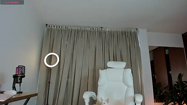 karinnixx online show from March 3, 2:45 pm