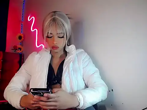 Snapshot of DahliaGill chatting on June 15, 2:19 pm DahliaGill online show from June 15, 2:19 pm