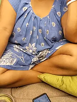 Snapshot of R_Queen chatting on July 24, 5:49 am R Queen online show from July 24, 5:49 am