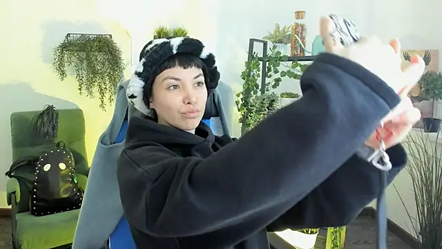 Snapshot of NeoGeisha chatting on May 11, 1:06 pm NeoGeisha online show from May 11, 1:06 pm