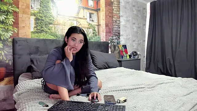 Snapshot of _littleangie_ chatting on August 5, 2:14 am littleangie online show from August 5, 2:14 am
