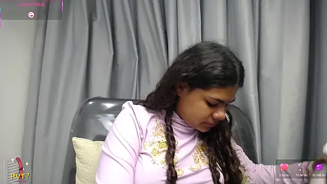 Snapshot of yaazhinii chatting on May 4, 11:39 am yaazhinii online show from May 4, 11:39 am