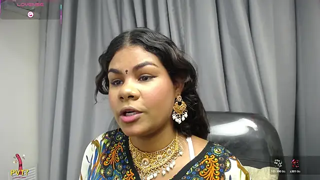 Snapshot of yaazhinii chatting on May 6, 11:48 am yaazhinii online show from May 6, 11:48 am