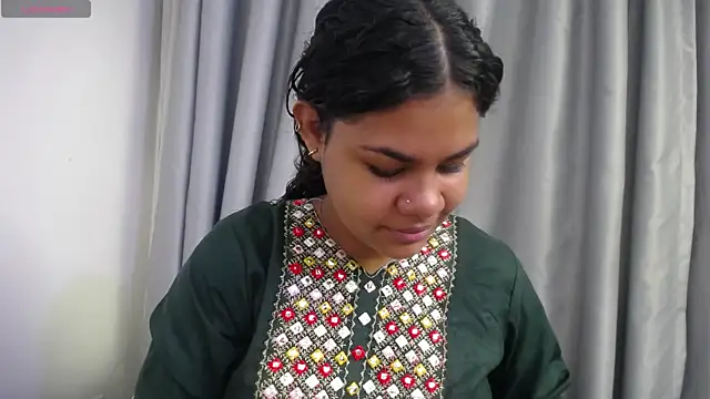 Snapshot of yaazhinii chatting on June 16, 11:46 am yaazhinii online show from June 16, 11:46 am
