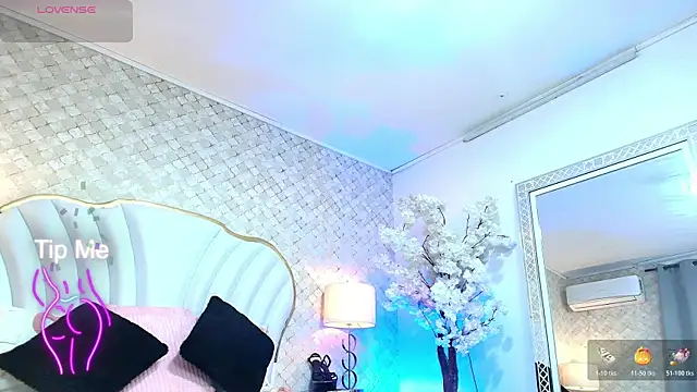 Snapshot of YazminJenner chatting on May 23, 6:18 am YazminJenner online show from May 23, 6:18 am
