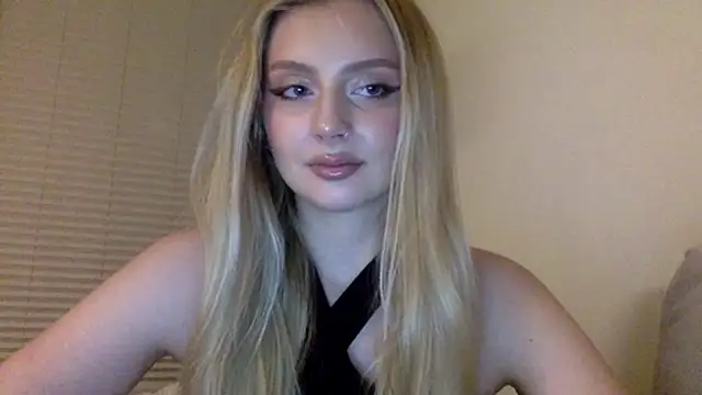 Snapshot of MayaWetDream chatting on May 6, 8:25 pm MayaWetDream online show from May 6, 8:25 pm