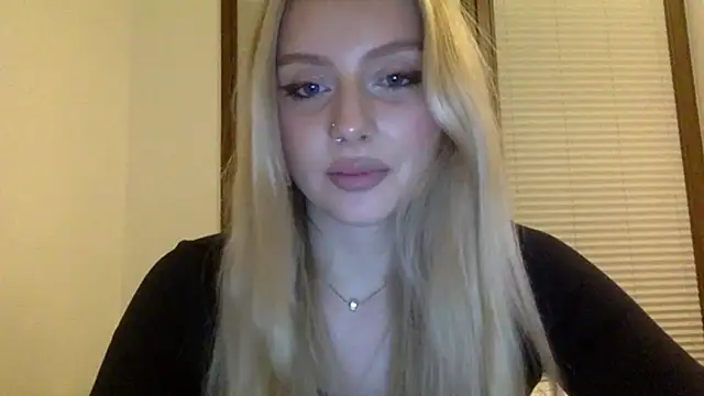 Snapshot of MayaWetDream chatting on May 12, 8:17 pm MayaWetDream online show from May 12, 8:17 pm