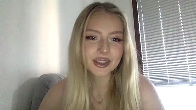 Snapshot of MayaWetDream chatting on June 21, 5:15 pm MayaWetDream online show from June 21, 5:15 pm
