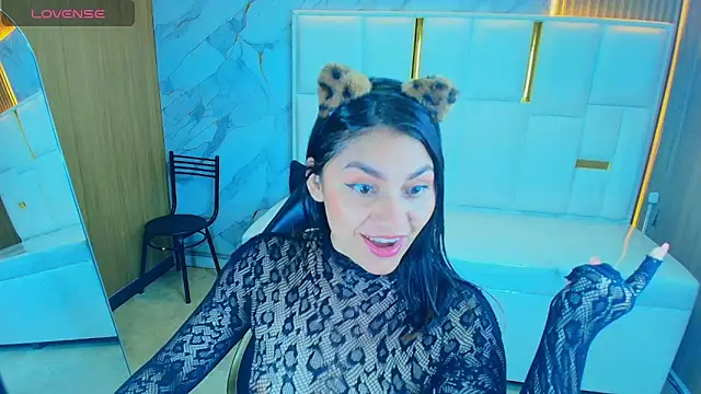 Snapshot of rox_luxury_tf chatting on May 6, 1:38 pm rox luxury tf online show from May 6, 1:38 pm