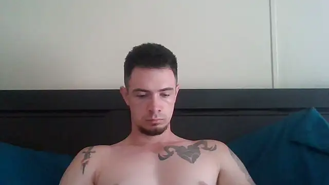 Snapshot of midnightsinz chatting on April 2, 6:16 pm midnightsinz online show from April 2, 6:16 pm