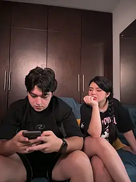 EmilyAndAndrew online show from March 1, 4:25 am