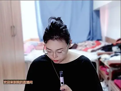 Snapshot of yingying1222 chatting on July 4, 6:19 am yingying1222 online show from July 4, 6:19 am