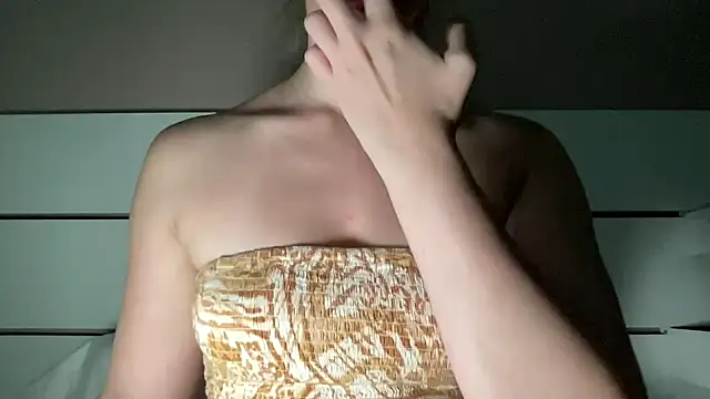 Snapshot of petiteetoile chatting on June 30, 8:37 am petiteetoile online show from June 30, 8:37 am
