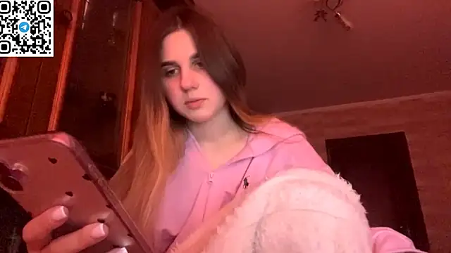 Snapshot of LovelySilk_63 chatting on March 19, 2:10 pm LovelySilk 63 online show from March 19, 2:10 pm