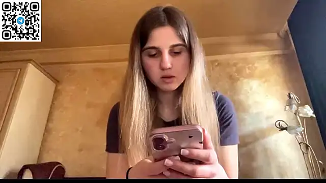 Snapshot of LovelySilk_63 chatting on March 27, 10:04 am LovelySilk 63 online show from March 27, 10:04 am