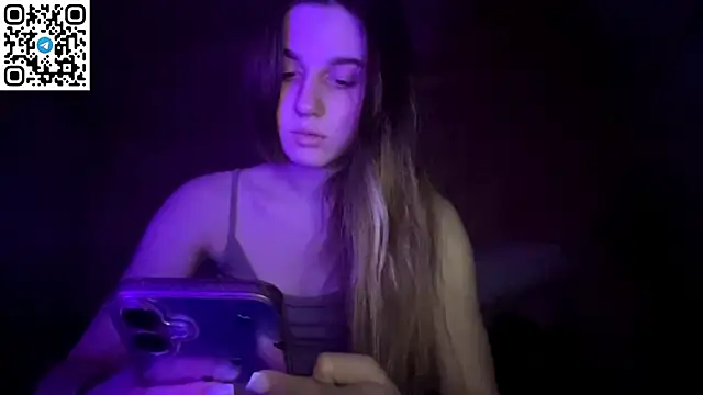 Snapshot of LovelySilk_63 chatting on April 1, 7:33 pm LovelySilk 63 online show from April 1, 7:33 pm