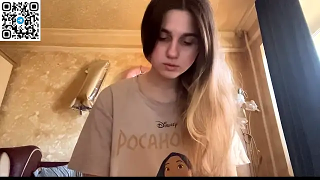 Snapshot of LovelySilk_63 chatting on April 5, 8:11 am LovelySilk 63 online show from April 5, 8:11 am