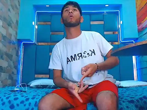 warmNoah online show from March 3, 7:42 pm