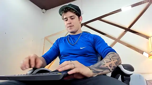 rayan linxx online show from April 23, 7:49 pm