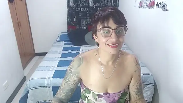 Snapshot of Charlotte_gray_ chatting on June 14, 2:46 am Charlotte gray online show from June 14, 2:46 am