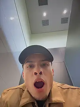 Snapshot of Eros_lee chatting on July 21, 9:17 pm Eros lee online show from July 21, 9:17 pm