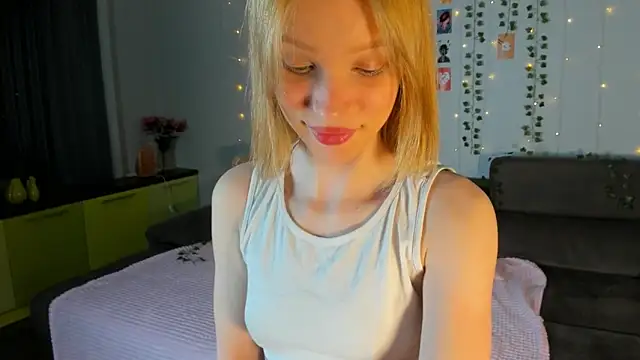 Snapshot of Kiracute18 chatting on May 19, 7:42 pm Kiracute18 online show from May 19, 7:42 pm