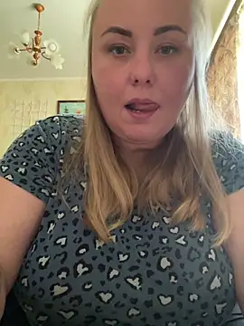 Snapshot of Mommy-girl-Lola chatting on June 1, 9:44 am Mommy-girl-Lola online show from June 1, 9:44 am